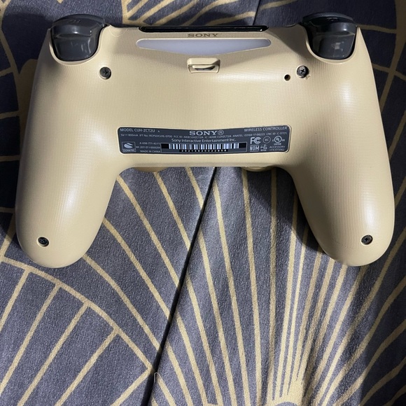 Gold ps4 controller 💛 - Picture 3 of 3